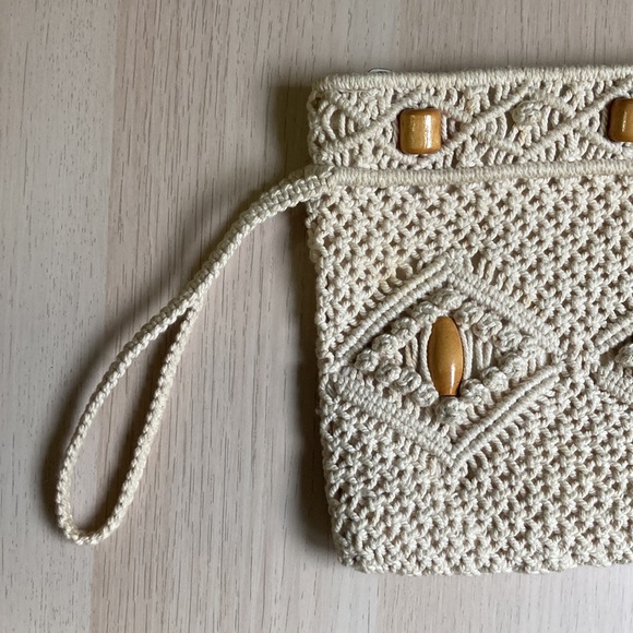 Vintage 1970s Macrame Clutch Purse, Wooden Beads, Zipper closure, Cream - Picture 4 of 7